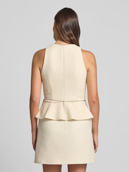 Frauenmodel trägt Slim Fit Blusentop aus reiner Baumwolle Modell 'CALETI' von HUGO in Beige mit strukturierter Oberfläche, Ganzkörperansicht Rückansicht. Damen Blusentop von HUGO
