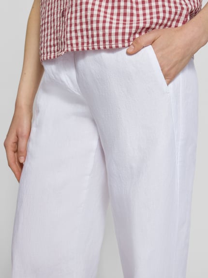 Frauenmodel trägt Regular Fit Weite Hose aus reinem Leinen Modell 'FARINA' von Brax, Optik: Unifarben, Material: Leinen, Nahaufnahme Oberkörper.