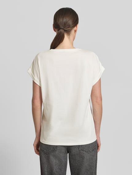 Frauenmodel trägt T-Shirt mit fixiertem Ärmelaufschlag Modell 'RINA' von Soyaconcept in Creme, Baumwoll-Mix, Gerade, Rückansicht, Ganzkörperansicht Rückansicht