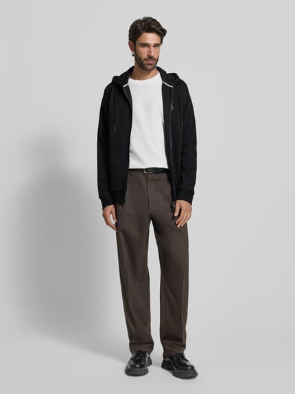 Männermodel trägt Regular Fit Sweatjacke aus Baumwoll-Mix Modell 'C-SPENCE 01' von BOSS, Unifarben, Ganzkörperansicht von vorne.