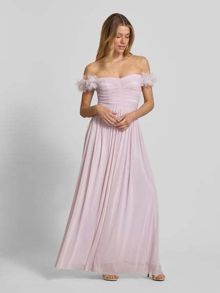 Frauenmodel trägt Abendkleid mit floralen Applikationen und Carmen-Ausschnitt von Lipsy aus Chiffon in A-Linie als Maxikleid, zart rosafarbene Stofftextur, feine Plisseefalten, rückseitiger Haken- und Reißverschluss, Rückenlänge bei Größe 36: 25 cm, Brustweite bei Größe 36: 30 cm, Ganzkörperansicht von vorne.