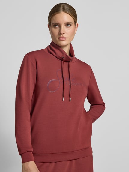 Vrouwenmodel draagt Regular Fit Sweatshirt uit pure modalmix model 'BANU' van Soyaconcept in baksteenrood met zachte textuur, Nahaufnahme Oberkörper. Dames sweatshirt van Soyaconcept.