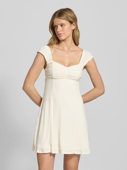 ONLY Tailliertes Minikleid mit Raffung Modell 'HELDA' Offwhite 4