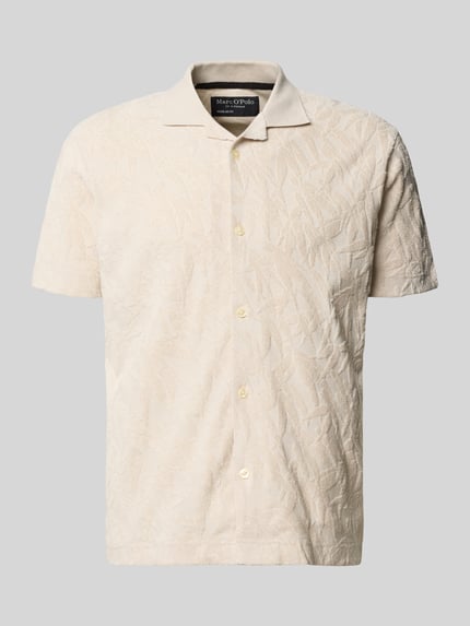 Produktfoto, Regular Fit Freizeithemd aus reiner Baumwolle von Marc O'Polo in Optik: Unifarben mit Allover-Muster, Resortkragen, durchgehender Knopfleiste, Kurzarm, Materialverarbeitung: Jacquard, Label-Patch, Farbe creme, strukturierte Textur