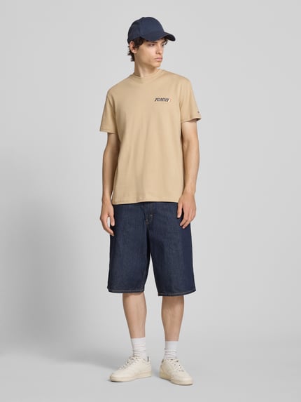 Männermodel trägt Regular Fit T-shirt uit puur katoen van Tommy Jeans, look: effen, labelprint, ronde hals, korte mouw, jersey, Ganzkörperansicht van voren.