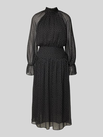 Produktfoto, schwarzes Chiffon Midikleid mit weißen Punkten, taillierter Schnitt, Modell 'POLKY' von Mango, kleiner Stehkragen