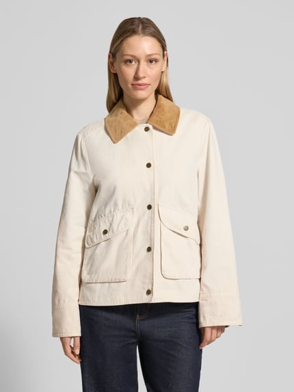 Vrouwenmodel draagt Jacke mit Umlegekragen und aufgesetzten Pattentaschen van WHITE LABEL in crème met platte kraag, drukknoopsluiting, opgestikte klepzakken, recht model, ruglengte maat 36: 67 cm, schouderbreedte: 44 cm, borstwijdte: 53 cm, mouwlengte: 63 cm, materiaal met gladde textuur, vooraanzicht hele lichaam.