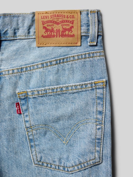 Produktfoto, Loose Fit Jeansshorts aus reiner Baumwolle Modell 'SKATE SHORT' von Levi’s® Kids, hellblauer Denim mit Kontrastnähten, Label Patch, 5-Pocket-Design, detailreiche Stoffstruktur