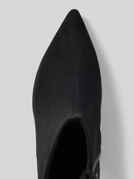 Produktfoto, schwarze Stiefeletten aus echtem Rindsleder von Tamaris, elegante Spitze, glatte Textur, Damen Stiefeletten von Tamaris