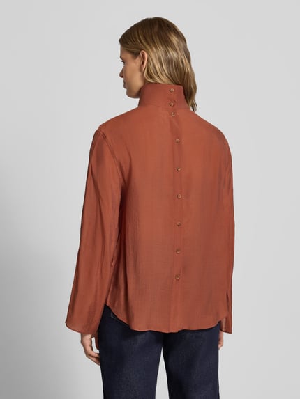 Vrouwenmodel draagt Regular Fit Bluse mit Stehkragen Modell 'ESMEE' van Topshop, Lyocell-mix in roestoranje, achterkant met knoopsluiting, ruglengte 65 cm, mouwlengte 60 cm, Ganzkörperansicht Rückansicht.