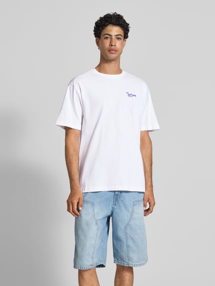 Męski model nosi Relaxed Fit T-Shirt aus reiner Baumwolle Modell 'MILO' von Only & Sons, jednokolorowy, nadruk z napisem, okrągły dekolt, krótki rękaw, materiał: czysta bawełna, Ganzkörperansicht von vorne.