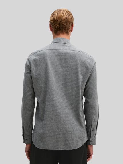 Männermodel trägt Regular Fit Freizeithemd mit geknöpften Manschetten von MARC O'POLO, feines Webmuster, Rückansicht, Ganzkörperansicht Rückansicht