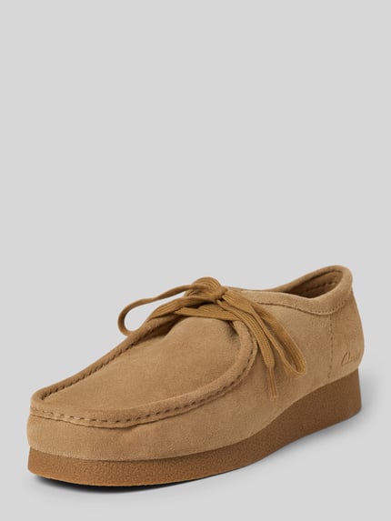 Produktfoto, Schnürschuhe aus Leder mit Gummisohle Modell 'Wallabee' von Clarks, beiges Veloursleder, abgerundete Form, sichtbare Nähte, strukturierte Gummisohle, Absatzhöhe 3 cm, Schafthöhe 7 cm, Schaftweite 12 cm