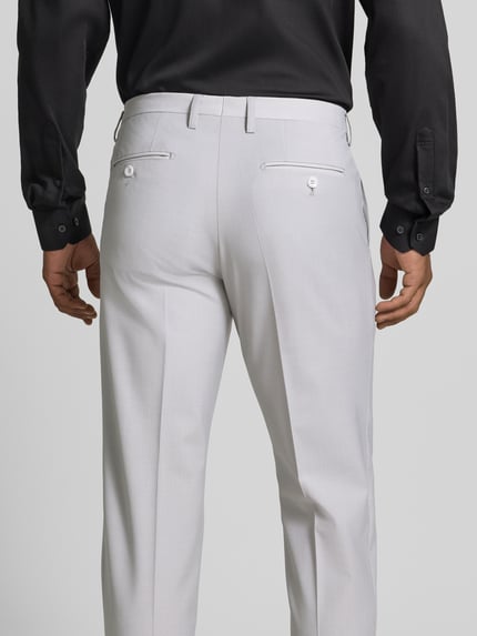Männermodel trägt Regular Fit Sakko mit Schurwoll-Anteil Modell 'Monopoly' von CINQUE in hellem Grau, feine Textur, Ganzkörperansicht Rückansicht. Elastischer Material-Mix mit Schurwoll-Anteil, klassische Details wie Reverskragen, Brust- und Pattentaschen, 2-Knopfleiste; Bundweite, Rückenlänge, Schulterbreite, Ärmellänge gemäß Größenangaben.