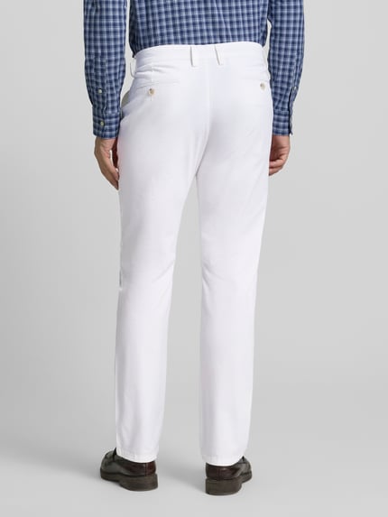 Männermodel trägt Stoffhose mit Gesäßtaschen von Christian Berg Men in Weiß, gerader Schnitt, Baumwoll-Mix, Ganzkörperansicht Rückansicht.