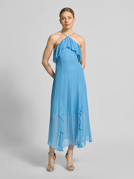 Frauenmodel trägt Cocktailkleid aus Viskose mit Volants von Jake*s Cocktail in Blau, A-Linie, Maxikleid, reine Viskose, Ganzkörperansicht von vorne.