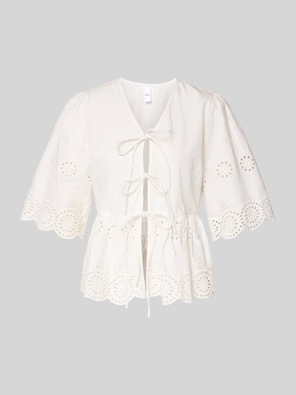 Produktfoto, Regular Fit dames blouse met ajourwerk model 'Cornelia' van YAS met V-hals, halflange mouwen, sierstrik, lichte kleur, ruglengte maat 36: 56 cm, mouwlengte maat 36: 37 cm