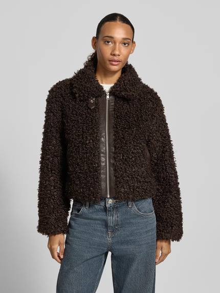 Frauenmodel trägt Teddyjacke mit hohem Stehkragen von ONLY in Dunkelbraun, Struktur-Muster, Reißverschluss, Applikation Schnalle, unifarben, cropped, langarm, Ganzkörperansicht von vorne.