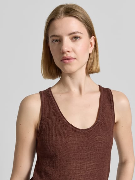 Frauenmodel trägt Tanktop mit Rundhalsausschnitt von Stefanel, Flachs-Mix, Baumwoll-Anteil, gerippter Saum, Nahaufnahme Oberkörper.
