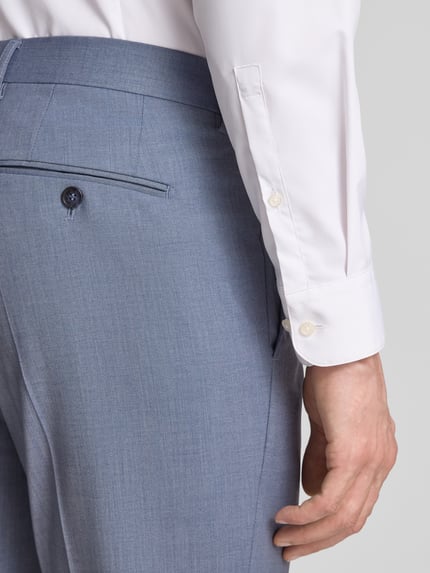 Männermodel trägt Anzughose mit Bügelfalten Modell 'Totti' von CINQUE, hellblauer Material-Mix mit Schurwoll-Anteil, Nahaufnahme Rückansicht.