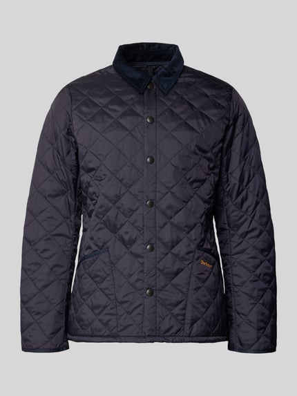 Produktfoto, Steppjacke met platte kraag van Barbour, regular fit, effen design, drukknoopsluiting, steekzakken, labelstitching, doorgestikte naden, maat M ruglengte 68 cm, schouderbreedte 40 cm, borstwijdte 42 cm, mouwlengte 70 cm.