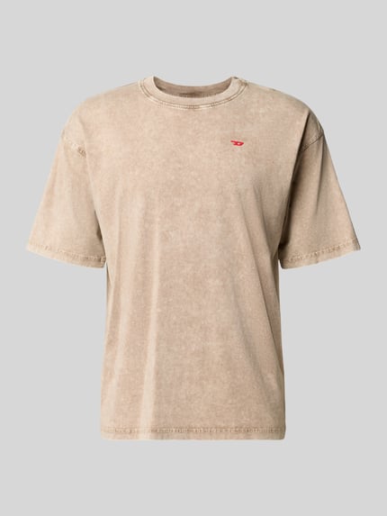 Produktfoto, T-Shirt mit Label-Detail von Diesel, beige Farbe, reine Baumwolle, gerader Schnitt, Rundhalsausschnitt, dezentes Label auf der Brust, Rückenlänge bei Größe M 67 cm, dezente Waschung, glatte Textur