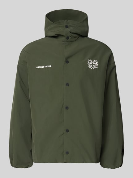 Produktfoto, Adventure Jacke mit Kapuze und verstellbarem Saum von ANOTHER COTTON LAB in Olivgrün, gerader Schnitt, Logo-Prints, Druckknöpfe, glatte Textur