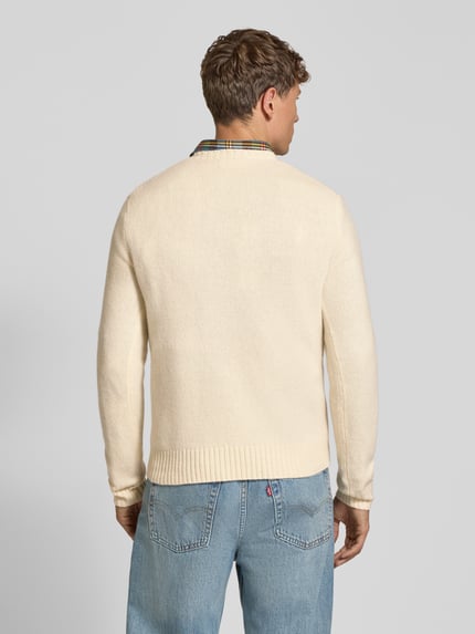 Männermodel trägt Pullover aus Wolle mit Teddy-Motiv von POLO RALPH LAUREN in Creme, Regular Fit, Strickoptik, Ganzkörperansicht Rückansicht