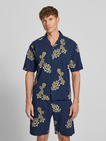 Männermodel trägt Regular Fit Freizeithemd mit Stitchings und Reverskragen von Jake*s, dunkler Allover-Look, Baumwoll-Mix mit Stretch-Anteil, Nahaufnahme Oberkörper.