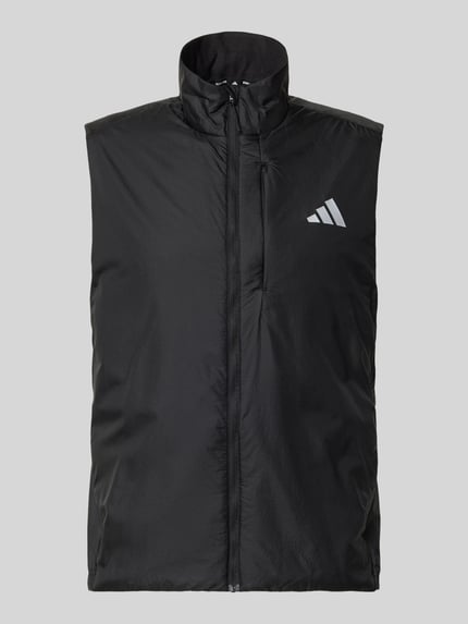 Produktfoto, schwarze Regular Fit Trainingsjacke mit Belüftungsschlitz am Rücken von adidas Training, glatte Oberfläche, dezentes Logo