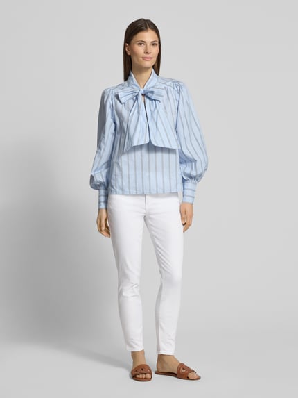 Frauenmodel trägt Slim Fit Jeans mit Eingrifftaschen Modell 'SHAKIRA' von Brax, Weißton, Baumwoll-Mix mit Lyocell-Anteil, Ganzkörperansicht von vorne.