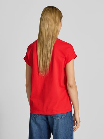 Vrouwenmodel draagt Loose Fit T-shirt uit puur katoen model 'IDAARA' van Armedangels, look: effen, fijnrib, gestikt logo, korte mouw, ronde hals, mouwboord, Ganzkörperansicht Rückansicht.