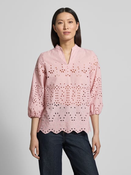 Vrouwenmodel draagt Regular Fit Bluse mit Lochstickerei van More & More in roze, katoenmix, V-hals, vooraanzicht bovenlichaam.