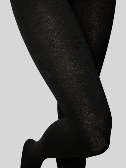 Vrouwenmodel draagt panty van camano, Nauwsluitende pasvorm, elastische band, Model 'silky touch bamboo', Ondoorzichtig, detailopname van de benen