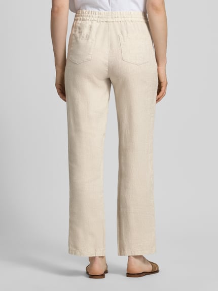 Frauenmodel trägt Leinenhose mit elastischem Bund und Gesäßtaschen von Christian Berg Woman in Beige, Regular-Fit, reine Leinen, Ganzkörperansicht Rückansicht.