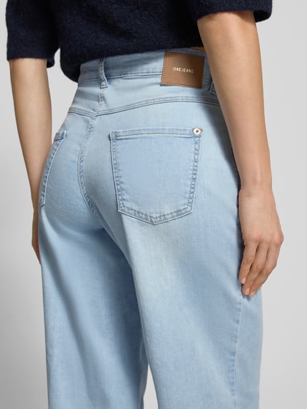 Frauenmodel trägt Wide Fit Jeans-Culotte aus Baumwoll-Mix Modell 'DREAM' von MAC, hellblau, 5-Pocket, Label-Patch, Nahaufnahme Rückansicht.