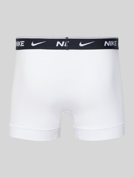 Produktfoto, weiße Trunks aus Baumwoll-Mix Modell 'ESSENTIAL' von Nike mit elastischem Logo-Bund, eng anliegende Passform