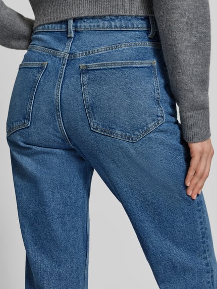 Vrouwenmodel draagt Bootcut Fit Jeans uit katoenmix van Jake*s Casual, klassieke blauwe kleur, 5-pocketmodel, detailopname achterkant.