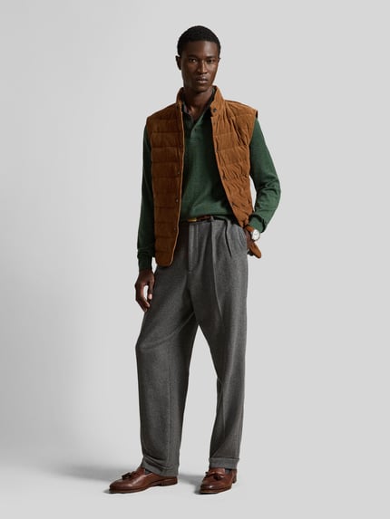 Männermodel trägt Regular Fit pullover aus reiner wol van Polo Ralph Lauren in groen, gecombineerd met grijze broek, ganzkörperansicht von vorne.