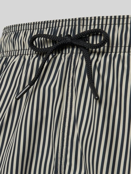 Produktfoto, Badehose mit Tunnelzug von Emporio Armani, Regular-Fit, elastischer Bund, Seitentaschen, Label-Stickerei, gestreiftes Muster, glatte Textur