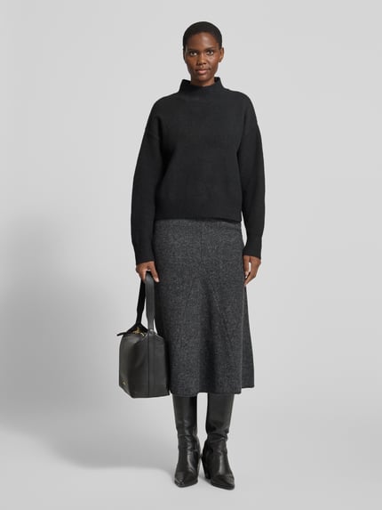 Vrouwenmodel draagt donkere midirok uit mix van viscose en katoen van Christian Berg Woman, A-lijn met deelnaden, bandwijdte maat 36: 38 cm, totale lengte maat 36: 81 cm, volledig lichaam vooraanzicht.
