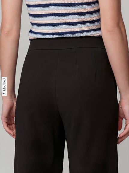 Vrouwenmodel draagt Regular fit wijdte broek uit viscosemix model 'NALEY' van SEDUCTIVE, Dames wijdte broek, detailopname rugaanzicht.