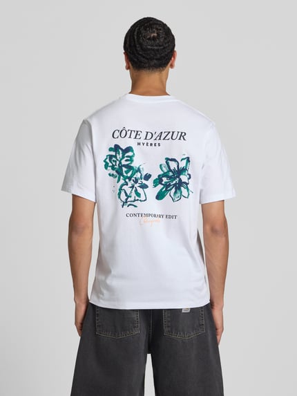 Männermodel trägt T-shirt mit motiefprint en ronde hals van Jack & Jones, puur katoen, regular fit, ruglengte maat M 70 cm, ganzkörperansicht rückansicht.