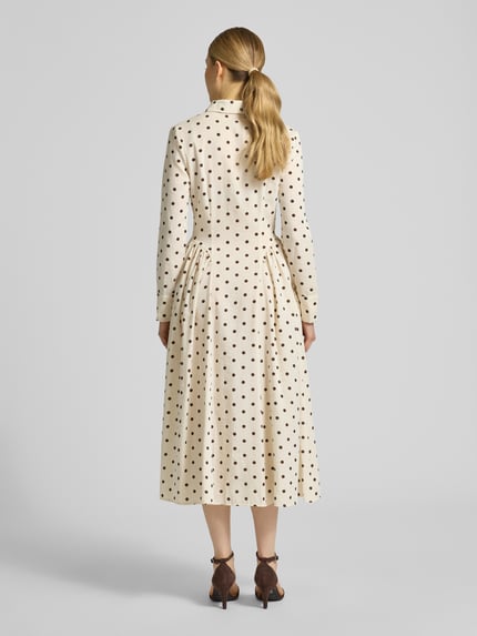 Vrouwenmodel draagt Hemdblusenkleid im Allover-Look mit Knopfleiste van Little Mistress, mix van katoen en rayon, a-lijn, midi-jurk, all-over look, knoopsluiting, ruglengte bij maat 36: 124 cm, borstwijdte bij maat 36: 43 cm, mouwlengte bij maat 36: 62 cm, crème met zwarte stippen, rechte vormen, matte stof, ganzkörperansicht rückansicht.