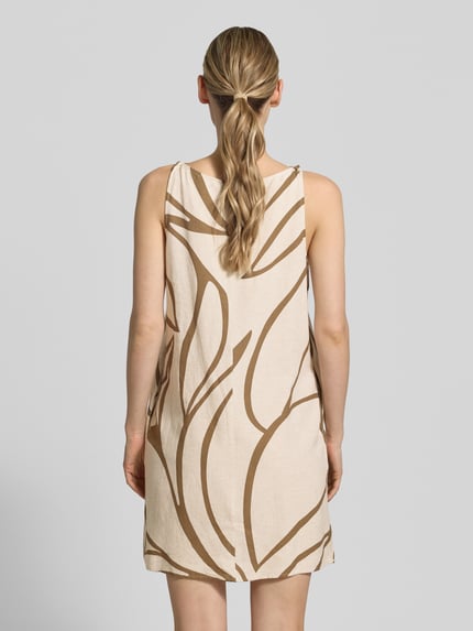 Frauenmodel trägt Minikleid mit Leinen-Anteil und U-Boot-Ausschnitt von Vila im Loose-Fit, Viskose-Mix, Ganzkörperansicht Rückansicht. Rückenlänge 83 cm, Brustweite 46 cm, Modell PRISILLA, beige mit braunen Linien.
