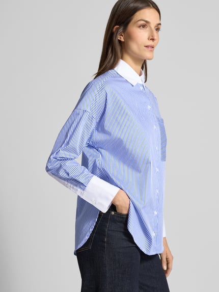 Frauenmodel trägt Regular Fit Hemdbluse mit Brusttasche von Christian Berg Woman in Blau-Weiß, reine Baumwolle, Ganzkörperansicht von vorne