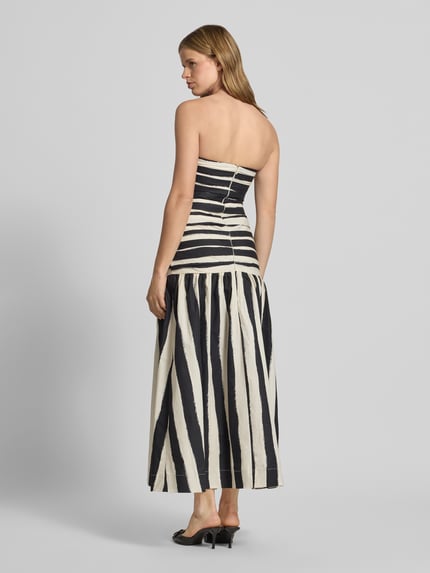 Frauenmodel trägt Midikleid in Bandeau-Form Modell 'LISA' von Topshop aus Reine Baumwolle mit figurbetontem Schnitt, Schwarz-Weiß, Ganzkörperansicht Rückansicht.