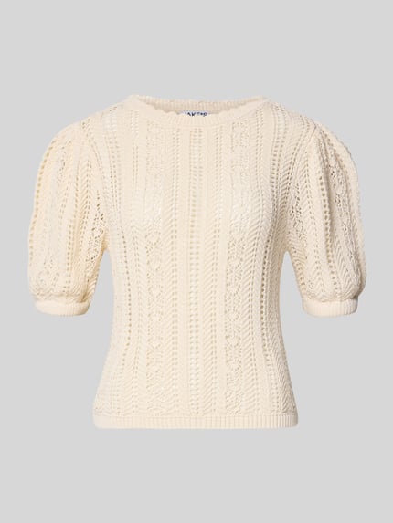 Produktfoto, cremefarbenes Strickshirt mit Rundhalsausschnitt und Wellensaum von Jake*s Casual aus Baumwoll-Mix, Regular-Fit, Textur in feiner Lochmusteroptik