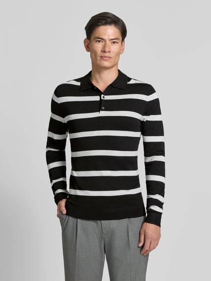 Männermodel trägt Strickpullover mit Polokragen Modell 'VERO' von MCNEAL, schwarz-weiß gestreift, Viskose-Mix, Nahaufnahme Oberkörper.