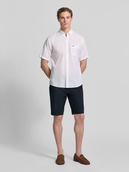 Männermodel trägt Bermudas aus Light Baumwolle mit Gürtel von Christian Berg Men, Regular Fit, Dunkelblau, Ganzkörperansicht von vorne.